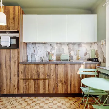 Elegant 1br With Full Kitchen & Workspace